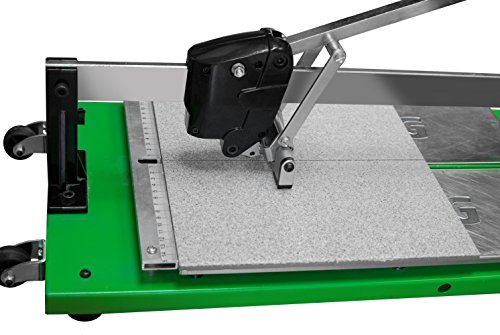 Fliesenschneider BTC 1250 mit einer Gesamtschnittlänge von 1250 mm und einem integrierten Rollbandmaß. Fliesenschneider in der Anwendung