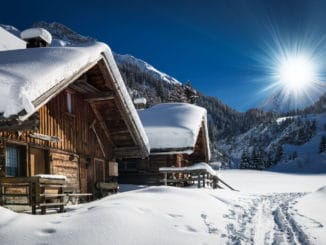 Schnee auf dem Hausdach