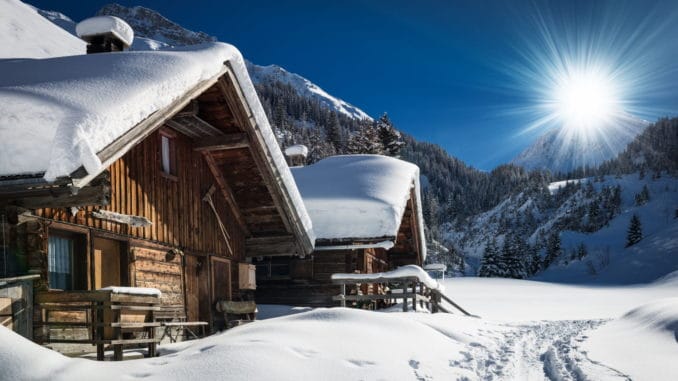 Schnee auf dem Hausdach